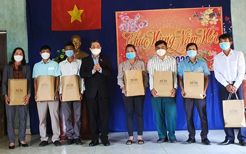 Đồng chí Nguyễn Đức Hải tặng quà cho các gia đình chính sách tại xã Pờ Y, huyện Ngọc Hồi, tỉnh Kon Tum.