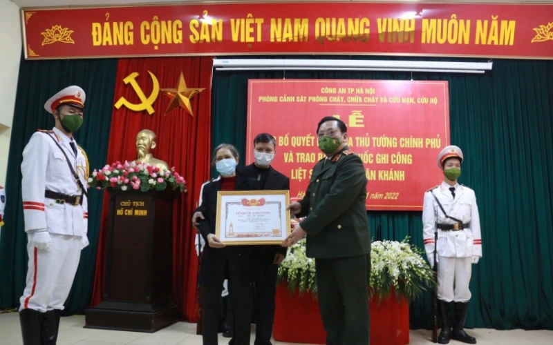 Trung tướng Nguyễn Hải Trung, Giám đốc Công an thành phố Hà Nội trao Bằng Tổ quốc ghi công đối với liệt sĩ Chử Văn Khánh tới thân nhân gia đình liệt sĩ.
