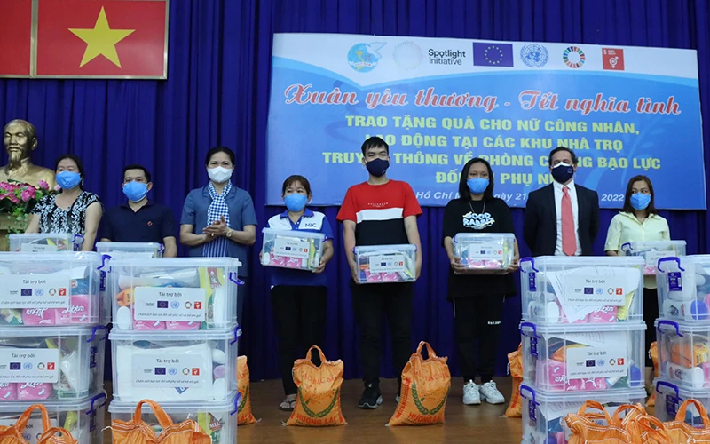 Ban tổ chức tặng quà cho các phụ nữ di cư ở TP Hồ Chí Minh. (Ảnh: UN Women Việt Nam)