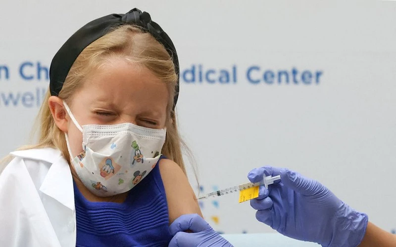 Tiêm vaccine ngừa Covid-19 của Pfizer-BioNTech cho trẻ em dưới 12 tuổi ở New York, Mỹ ngày 4/11/2021. (Ảnh: Reuters)