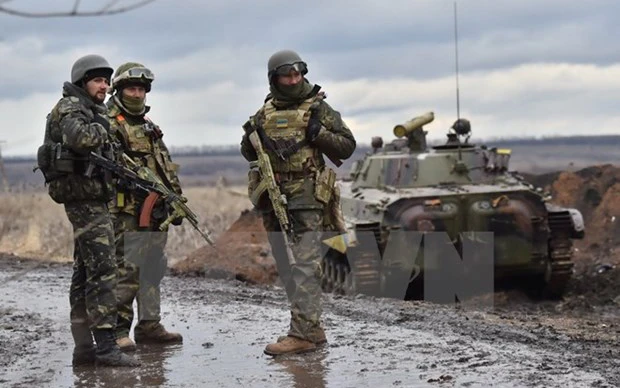 Binh sĩ quân đội Ukraine tại khu vực chiến sự ở ngoại ô thành phố Debaltseve, vùng Donetsk, miền Đông Ukraine. (Nguồn: AFP/TTXVN)