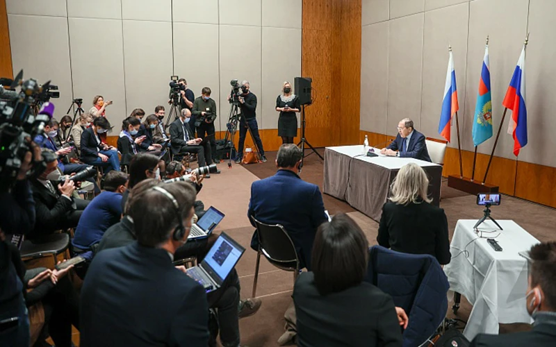 Bộ trưởng Ngoại giao Nga Sergei Lavrov trả lời báo chí ngày 21/1. Ảnh: Bộ Ngoại giao Nga (mid.ru)