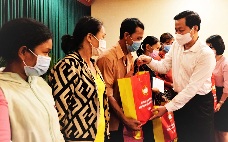 Phó Thủ tướng Lê Minh Khái trao quà Tết tặng người nghèo tại Bình Phước.