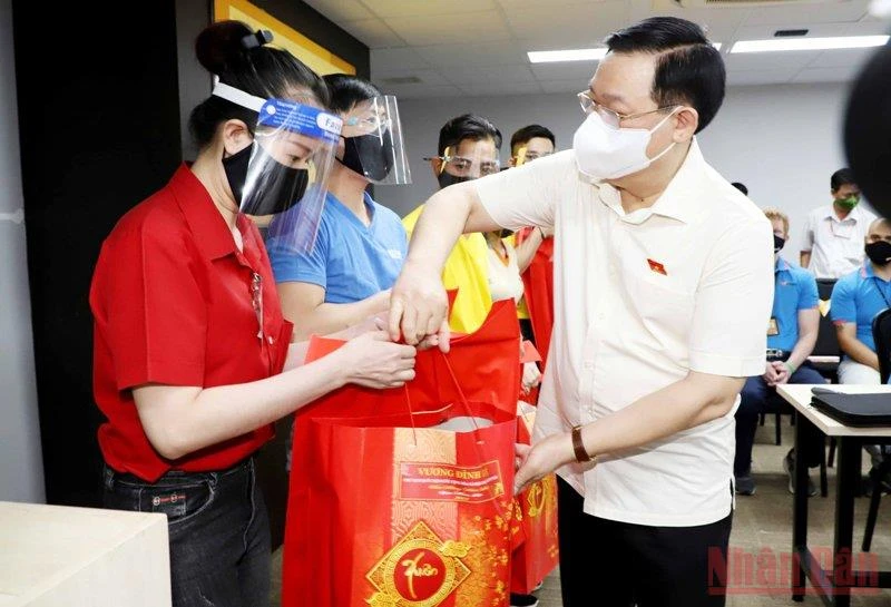 Chủ tịch Quốc hội Vương Đình Huệ tặng quà cho công nhân lao động Công ty TNHH Wanek.