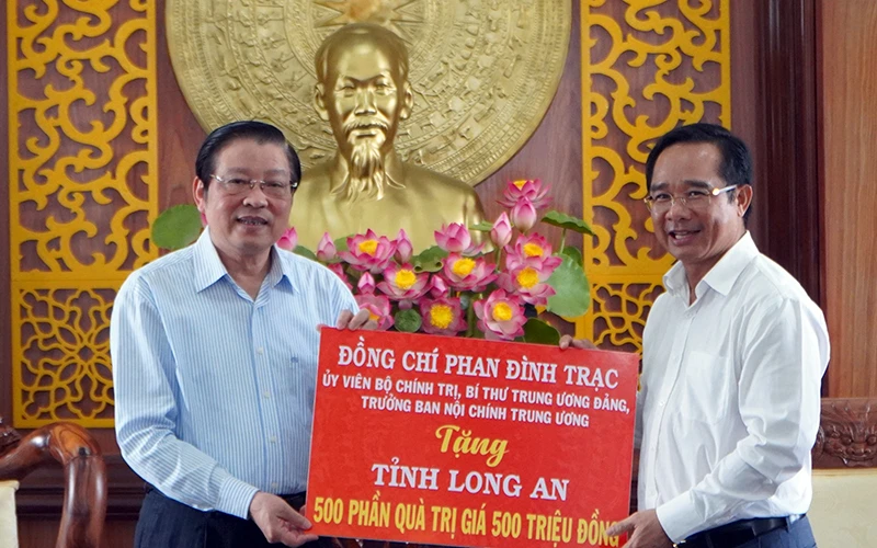 Trưởng Ban Nội chính Trung ương Phan Đình Trạc trao 500 phần quà Tết cho hộ nghèo, người dân gặp khó khăn do ảnh hưởng của dịch bệnh Covid-19 tại tỉnh Long An.