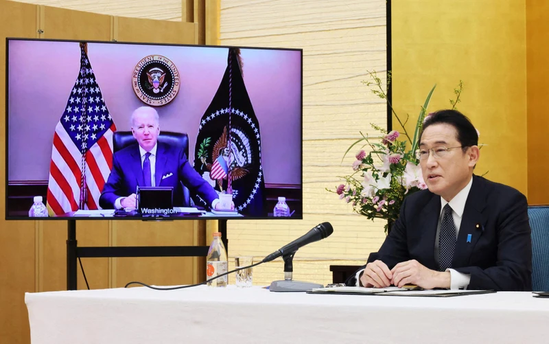 Hai nhà lãnh đạo Nhật Bản và Mỹ hội đàm trực tuyến. Ảnh REUTERS