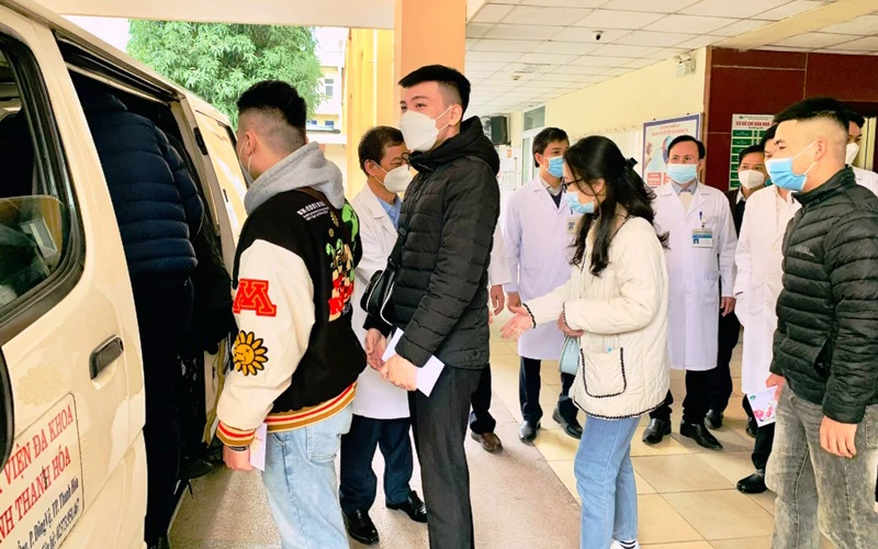 Các cán bộ, nhân viên Bệnh viện Đa khoa tỉnh Thanh Hóa tình nguyện tham gia điều trị, học hỏi kinh nghiệm điều trị bệnh nhân Covid-19 từ tuyến Trung ương.