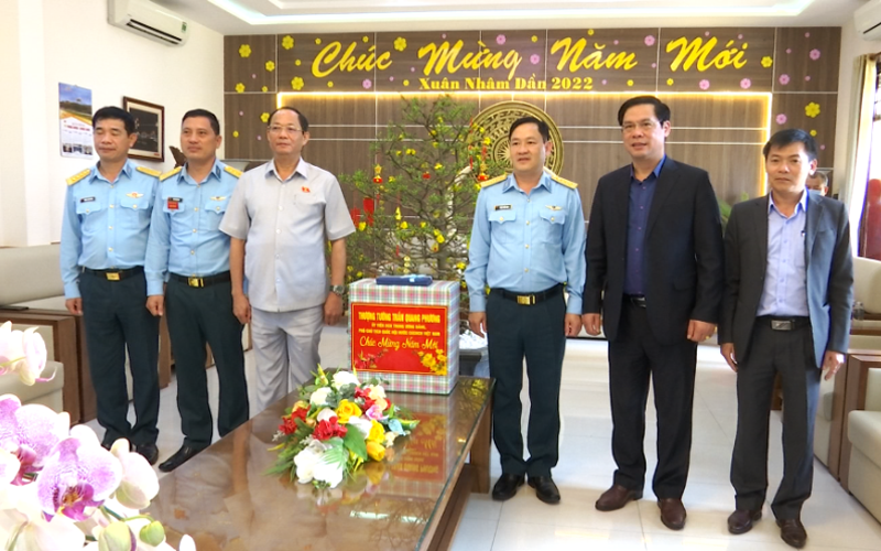 Phó Chủ tịch Quốc hội Trần Quang Phương thăm, chúc tết Sư đoàn không quân 372