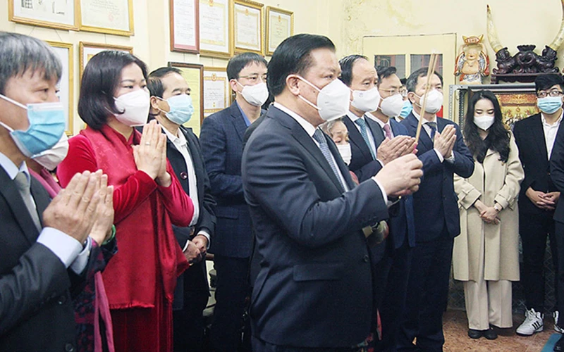 Các đồng chí lãnh đạo thành phố Hà Nội dâng hương tưởng niệm đồng chí Nguyễn Phong Sắc. Ảnh: dangcongsan.vn