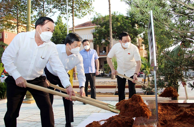 Chủ tịch Quốc hội Vương Đình Huệ cùng lãnh đạo tỉnh Bến Tre trồng cây lưu niệm tại khuôn viên Nhà tưởng niệm Chủ tịch Hồ Chí Minh trong trụ sở Công an tỉnh.