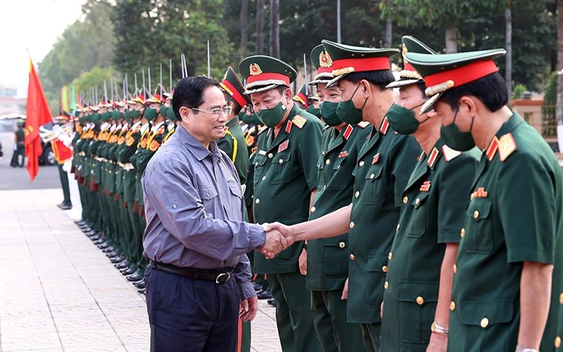Thủ tướng Phạm Minh Chính thăm, chúc Tết Quân khu 9. (Ảnh: TTXVN)