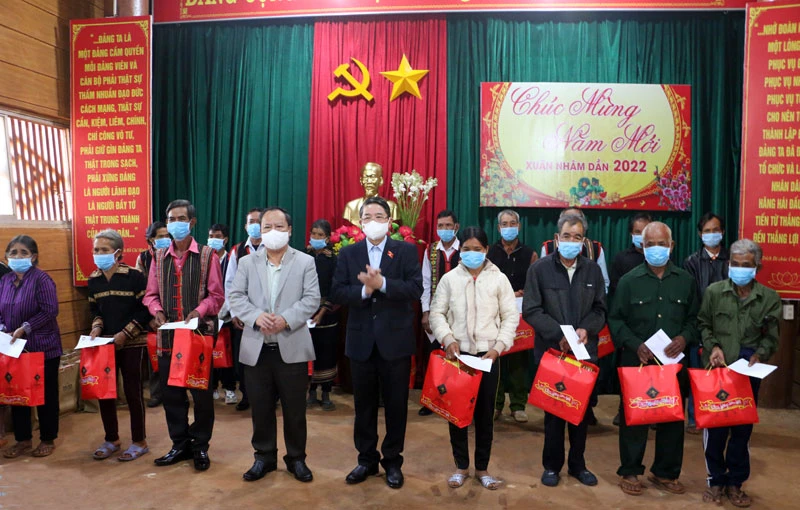 Phó Chủ tịch Quốc hội Nguyễn Đức Hải trao quà tặng người dân xã Gào anh hùng nhân dịp chuẩn bị đón Tết cổ truyền của dân tộc.