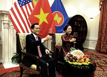 Đại sứ Việt Nam tại Mỹ Hà Kim Ngọc và Phu nhân Nguyễn Thị Phương Liên chúc Tết các khách mời. (Ảnh: baoquocte.vn)