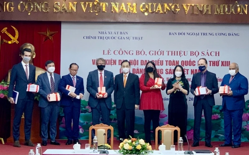 Đồng chí Lê Hoài Trung trao tặng bộ sách cho Đại sứ, Phó Đại sứ và Đại biện các cơ quan đại diện ngoại giao nước ngoài tại Việt Nam.