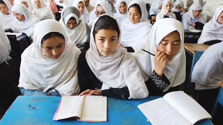 Trẻ em gái được đi học khi Taliban chưa giành quyền kiểm soát Afghanistan. Ảnh: GETTY