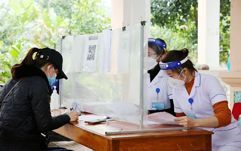 Lực lượng y tế ở Hà Tĩnh hướng dẫn người dân về quê khai báo y tế và thực hiện nghiêm túc các quy định phòng dịch. 