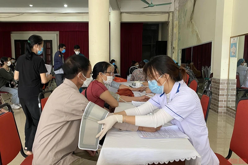 Ủy ban nhân dân tỉnh Nam Định chỉ đạo đẩy nhanh việc tiêm vaccine phòng Covid-19 mũi 3 cho người từ 18 tuổi trở lên.