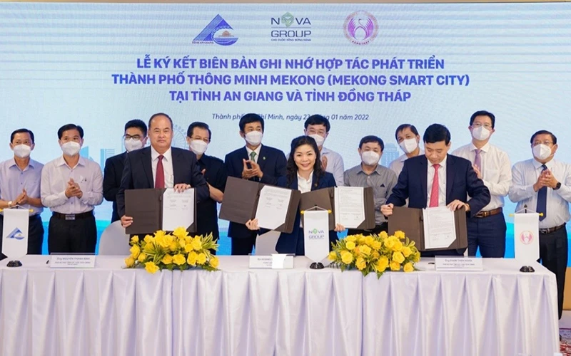 Chủ tịch UBND tỉnh An Giang, Chủ tịch UBND tỉnh Đồng Tháp cùng bà Hoàng Thu Châu, Tổng Giám đốc NovaGroup tiến hành nghi thức ký kết.