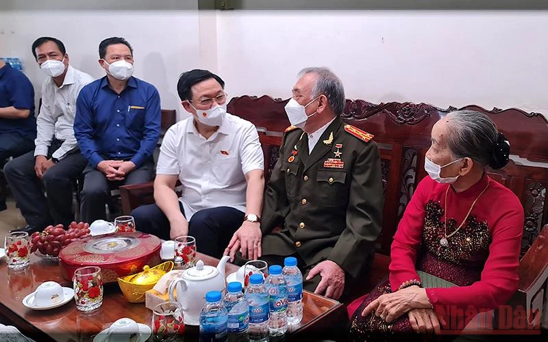 Chủ tịch Quốc hội Vương Đình Huệ thăm, tặng quà Anh hùng lực lượng vũ trang nhân dân Trần Phương Thế.