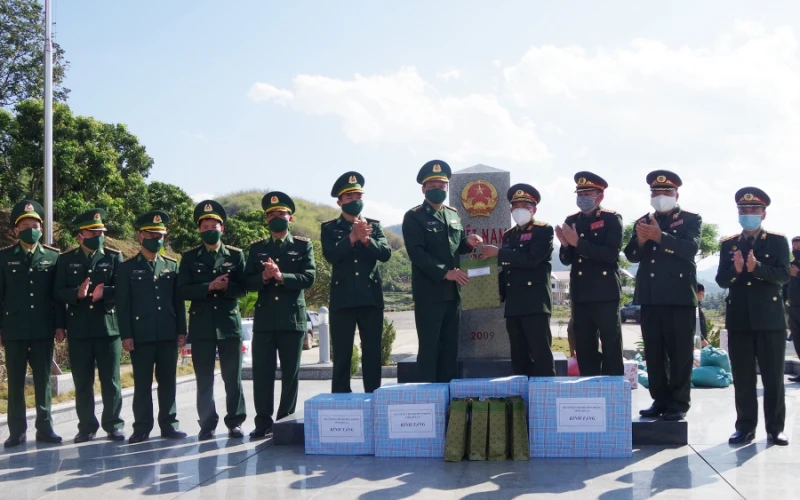 Đoàn công tác Bộ Chỉ huy quân sự tỉnh Hủa Phăn tặng quà và chúc Tết cán bộ, chiến sĩ Bộ đội Biên phòng tỉnh Sơn La tại Cột mốc 207.