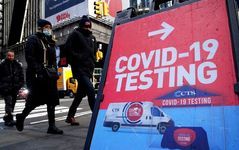 Biển báo xét nghiệm Covid-19 ở quận Manhattan, thành phố New York, Mỹ, ngày 20/1/2022. (Ảnh: REUTERS)