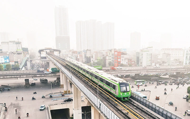 Ngày 13/1, tuyến đường sắt đô thị Cát Linh-Hà Ðông chính thức được khánh thành, đồng thời cũng là ngày tuyến đường sắt này đón vị khách thứ 1 triệu sau hơn hai tháng vận hành. Ảnh: Mai Ngọc 　