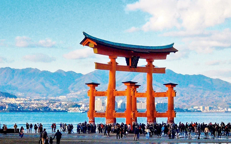Khách tham quan có thể đến tận chân torii đền Itsukushima nổi tiếng khi thủy triều xuống.