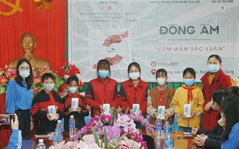 Câu lạc bộ Tình nguyện Trường đại học Luật Hà Nội trao tặng 6 chiếc điện thoại thông minh tới các em học sinh Trường THCS Phong Vân.