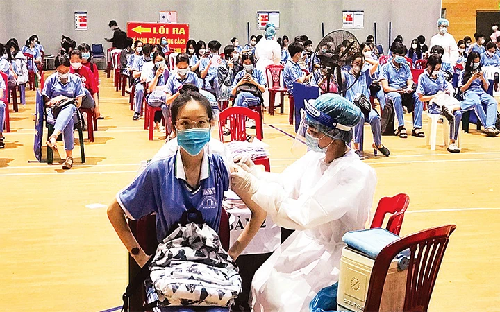 Tiêm vắc-xin phòng Covid-19 mũi hai cho học sinh từ 15 đến 17 tuổi tại Cung thể thao Tiên Sơn, quận Hải Châu.