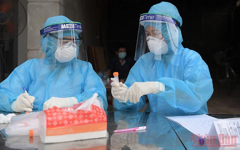 Lực lượng y tế ở Hà Nội lấy mẫu xét nghiệm Covid-19. (Ảnh: Duy Linh)