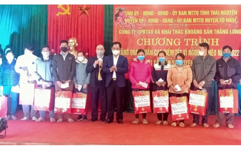 Chủ tịch UBND tỉnh Thái Nguyên Trịnh Việt Hùng và lãnh đạo Công ty cổ phần Đầu tư xây dựng và khai thác khoáng sản Thăng Long tặng quà hộ nghèo trên địa bàn xã Thần Sa.