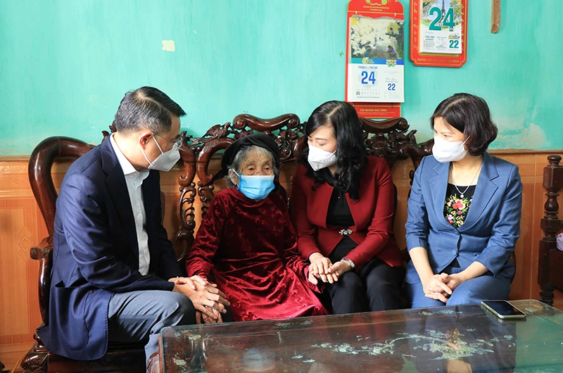 Đồng chí Lê Minh Hưng thăm Mẹ Việt Nam Anh hùng Nguyễn Thị Ngần tại thành phố Bắc Ninh.