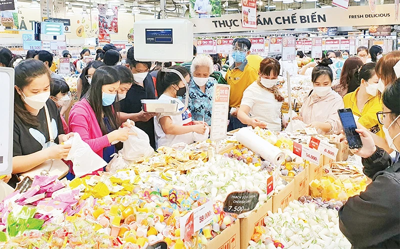 Người tiêu dùng mua sắm tại siêu thị Emart quận Gò Vấp. 