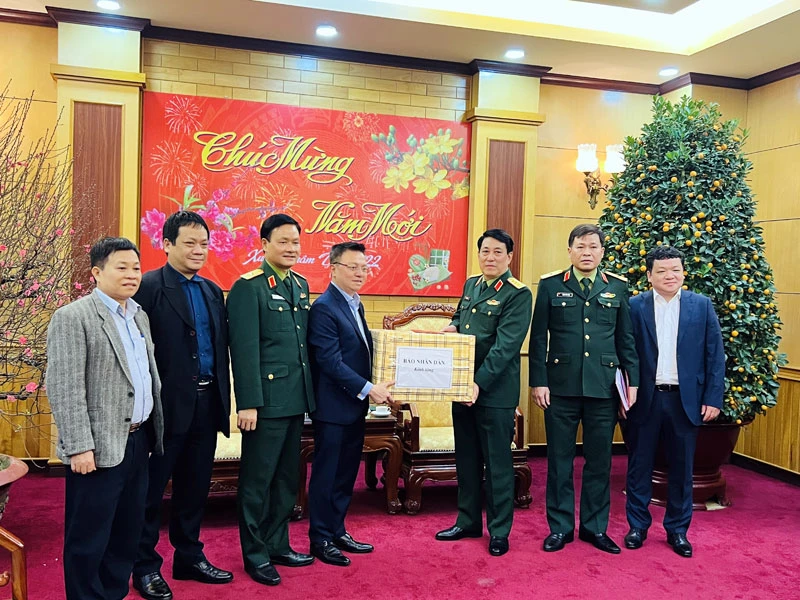 Tổng Biên tập Báo Nhân Dân Lê Quốc Minh trao quà tặng một số gia đình chính sách Văn phòng Tổng cục Chính trị Quân đội nhân dân Việt Nam.
