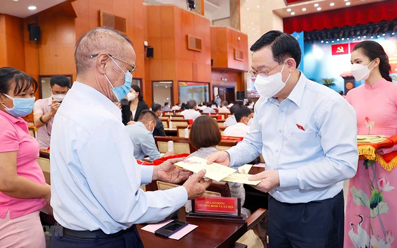 Chủ tịch Quốc hội Vương Đình Huệ tặng quà cán bộ, bác sĩ, người có công tại Thành phố Hồ Chí Minh. (Ảnh: TTXVN)