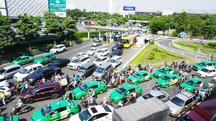 Tình trạng ùn tắc trên các tuyến đường kết nối quanh Sân bay Tân Sơn Nhất.