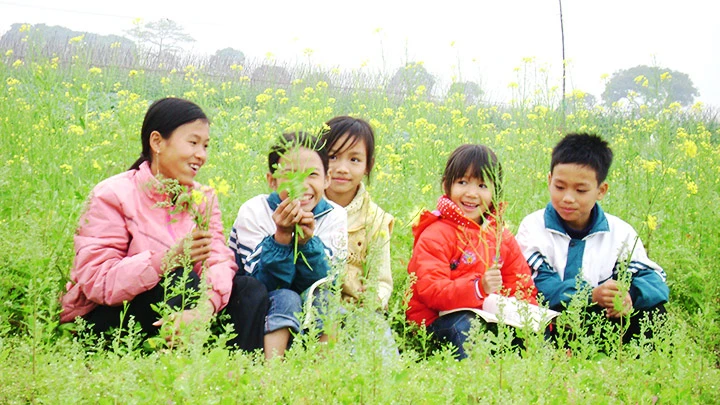 Trẻ em làng quê hồn nhiên.