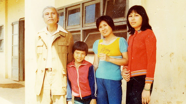 Nhà thơ Quang Dũng chụp cùng con gái Bùi Phương Hạ (ngoài cùng bên phải) tại Lâm Đồng năm 1983