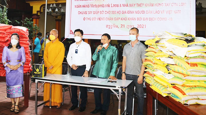 Ông Hùng phát biểu ý kiến tại một buổi ủng hộ kiều bào nghèo tại Lào