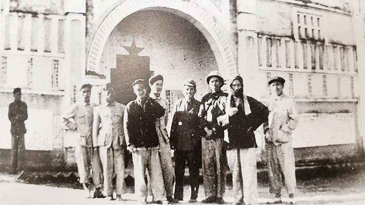 Chủ tịch Hồ Chí Minh và các thành viên trong Đoàn công tác tại Trung Quốc, tháng 1/1950. Ảnh tư liệu Bảo tàng Hồ Chí Minh