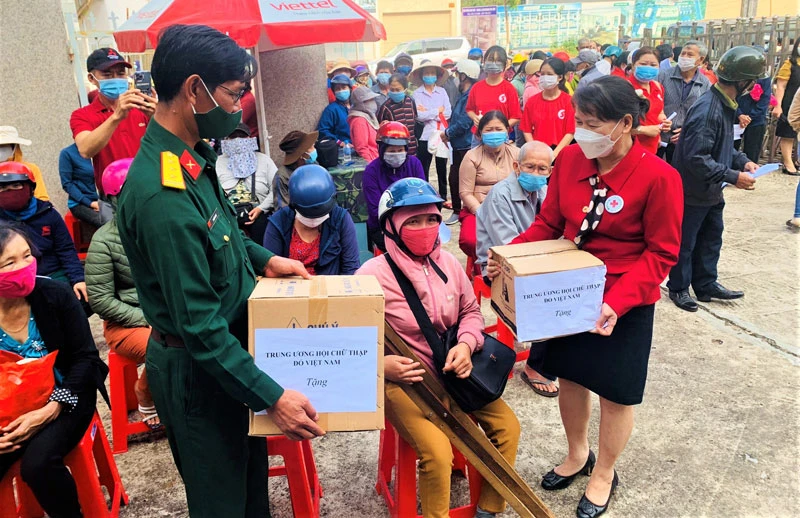 Hội Chữ thập đỏ tỉnh Đắk Lắk và Bộ Chỉ huy Quân sự tỉnh trao quà Tết cho người khuyết tật và lao động bị ảnh hưởng dịch Covid-19 có hoàn cảnh khó khăn.