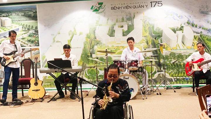 PGS, TS, nhạc sĩ Nguyễn Hồng Sơn chơi trống cùng saxophonist Trần Mạnh Tuấn tối 24/12/2021 tại Bệnh viện dã chiến 175. Ảnh: VŨ THANH HƯỜNG