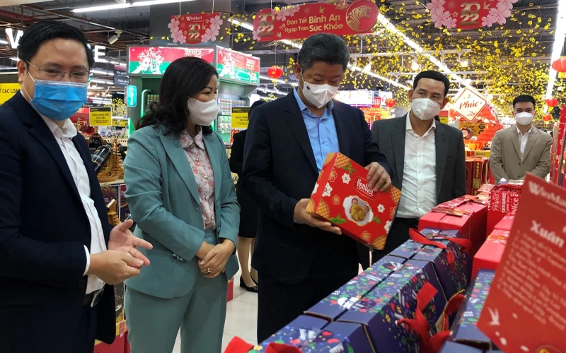 Đoàn công tác của thành phố Hà Nội kiểm tra một siêu thị trên địa bàn Thủ đô.