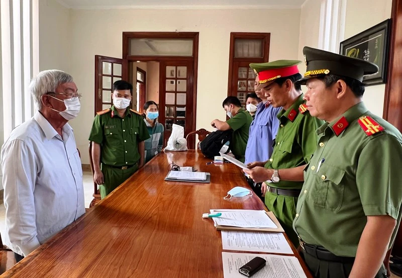Đại diện Cơ quan Cảnh sát điều tra Công an tỉnh Đồng Nai đọc lệnh bắt bị can Lê Viết Hưng.