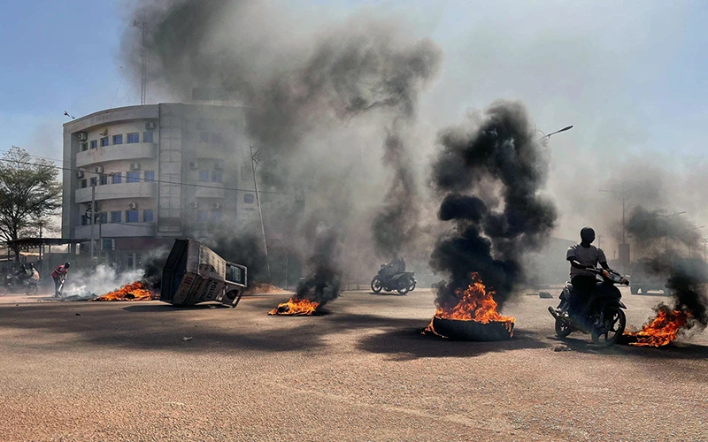 Bạo lực trên đường phố thủ đô Burkina Faso. 