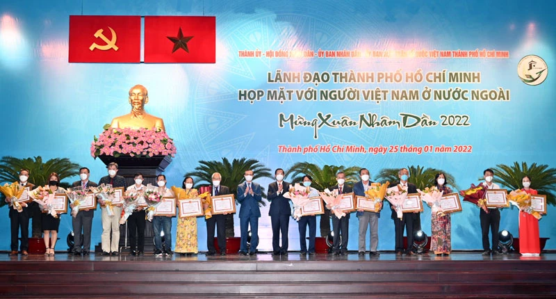 Lãnh đạo TP Hồ Chí Minh trao bằng khen cho các tập thể tiêu biểu.