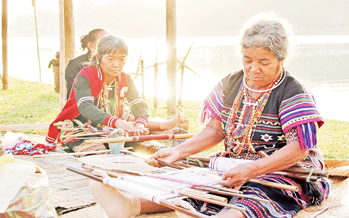 Nghệ nhân dệt thổ cẩm Buôn Go (Cát Tiên, Lâm Đồng).