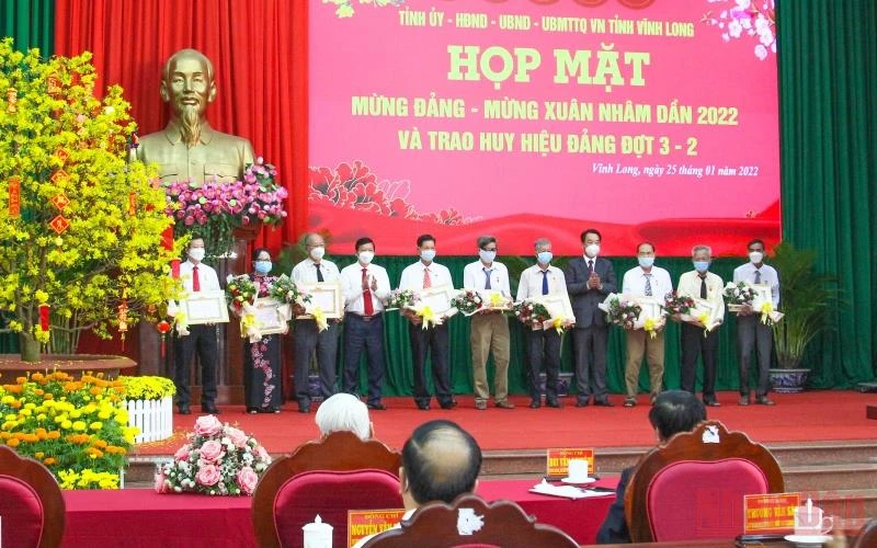 Lãnh đạo tỉnh Vĩnh Long trao huy hiệu Đảng cho những bậc cao niên tuổi Đảng. (Ảnh: Bá Dũng) 