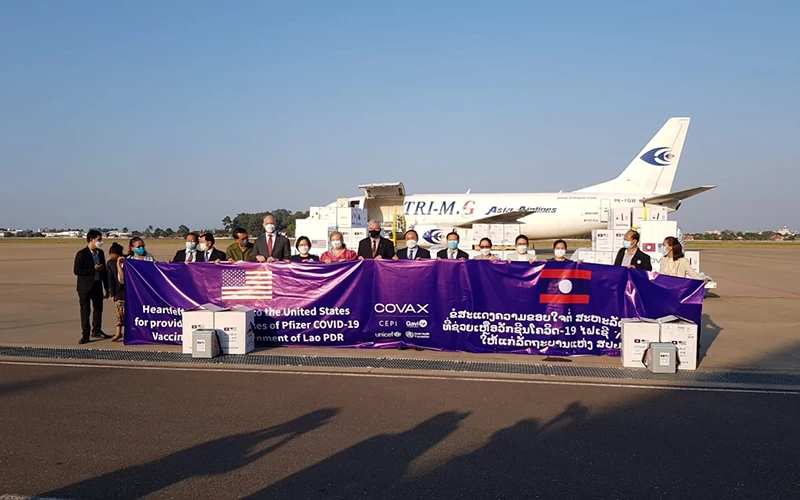 Lễ đón nhận 899.730 liều vaccine Pfizer ngừa Covid-19 của Mỹ viện trợ cho Lào tại Sân bay quốc tế Wattay ngày 24/1. (Ảnh: Pasaxon)