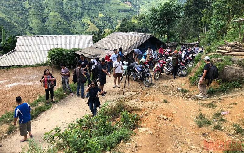 Đội xe đưa nhóm phóng viên báo chí, truyền thông đến làng dệt vải của người La Chí ở Nậm Khánh (Bắc Hà, Lào Cai).